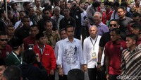Begitu tiba, Jokowi dan Maruf langsung masuk ke dalam gedung.