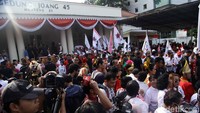 Sambil menunggu kedatangan Jokowi dan Maruf Amin ada sejumlah hiburan yang dipentaskan seperti musik tanjidor dan paduan suara untuk menghibur para relawan yang telah hadir.