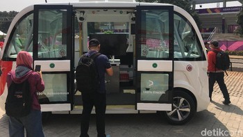 Keberadaan bus tanpa sopir ini tentunya menjadi daya tarik pengunjung selama perhelatan Asian Games 2018, khususnya di sekitaran GBK. Sebab, bus otonom sejauh ini hanya dijumpai di luar negeri yang masih mengembangkan teknologi tersebut. Foto: Agus Tri Haryanto/detikINET