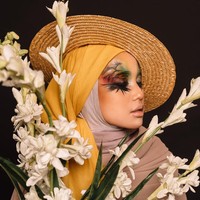 Foto ketiga, wajah Chacha ala bhin bhin, burung cenderawasih yang indah. Warna burung cenderawasih dilukis pada kelopak mata Chacha. Warna burung itu juga disesuaikan dengan gaya hijab Chacha. Foto: Diera Bachir