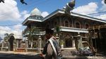 Masjid Rusak Akibat Gempa, Warga Lombok Salat di Halaman