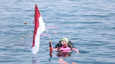 Foto Persiapan Penyelam Wanita Pecahkan Rekor MURI di Manado