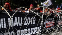 Pembatas kawat disiapkan pihak keamanan untuk menjaga keamanan di sekitar KPU.