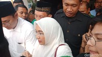 Wury tampak memakai kerudung putih saat hadir di PPP. Di PPP, Maruf bicara soal penunjukannya sebagai cawapres untuk mendampingi capres Joko Widodo. 