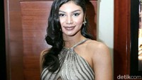 Jihane tampil menawan dengan dress silver. Pool/Ismail/detikFoto.