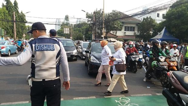 Lalin di sekitar Jalan HOS Cokroaminoto macet
