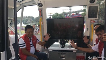 Di bus tanpa sopir ini tersedia delapan tempat duduk dengan terdapat empat handle grip yang ingin berdiri. (Foto: detikINET/Agus Tri Haryanto)