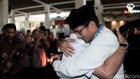 Sandi dan Andri Yansyah terlihat berpelukan. Calon Wakil Presiden bersama Prabowo itu mengaku akan kangen dengan suasan Balai Kota.