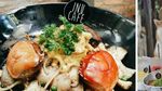 Asyik! Di 10 Kafe Ini Bisa Makan Sambil Main dengan Hewan Lucu