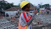 Pantauan detikFinance, Jumat (10/8/2018) para pekerja sibuk mengerjakan pembangunan kolam retensi ini.