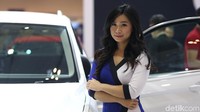 Mereka dengan setia berdiri menjadi pemanis di samping mobil Volkswagen. Foto: Ari Saputra