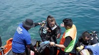 Awak media juga melakukan persiapan untuk melakukan peliputan esok hari (Andre/Polri)