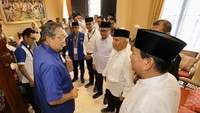 Prabowo pagi tadi mendatangi kediaman SBY di Kuningan. Dia didampingi Amien Rais, Zulkifli Hasan dan sejumlah pengurus Gerindra serta PAN (Foto: Anung Anindito)