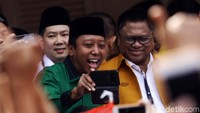 Ketua Umum PPP Romahurmuziy berselfie dengan OSO dan Hary Tanoe.