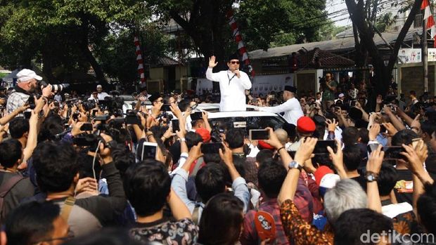 Prabowo dengan orasi khasnya di atas mobil Lexus