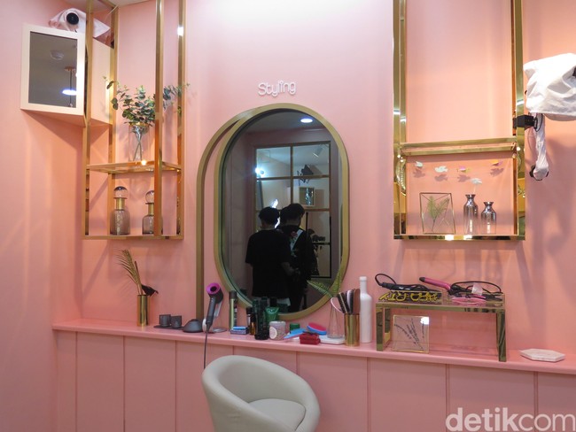 Area berikut ini adalah tempat menata rambut. Foto: Rahmi Anjani/Wolipop