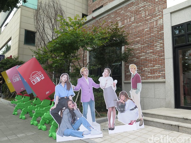 Bersama Viu Indonesia, Wolipop berkesempatan mengunjungi lokasi syuting variety show Mimi Shop di Hongdae. Seoul, Korea Selatan. Acara tersebut memiliki konsep salon makeup di mana bintang-bintang acara yang merupakan artis kenamaan Korea mendadani para pelanggan. Ini tampilan bagian depan salonnya. Foto: Rahmi Anjani/Wolipop