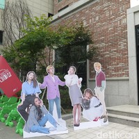 Bersama Viu Indonesia, Wolipop berkesempatan mengunjungi lokasi syuting variety show Mimi Shop di Hongdae. Seoul, Korea Selatan. Acara tersebut memiliki konsep salon makeup di mana bintang-bintang acara yang merupakan artis kenamaan Korea mendadani para pelanggan. Ini tampilan bagian depan salonnya. Foto: Rahmi Anjani/Wolipop