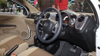 Interior Honda Brio. Brio menerapkan standar keselamatan yang tertinggi di kelasnya. Honda Brio telah dilengkapi teknologi dan fitur-fitur keselamatan tingkat tinggi seperti Dual SRS Airbag, sistem pengereman Anti-Lock Braking System (ABS) dan Electronic Brake Force Distribution (EBD), serta Pretensioner with Load Limiter Seat Belt. Foto: detikOto.
