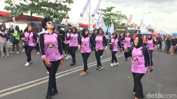 Sebelum Pecahkan Rekor MURI, Penyelam Wanita di Manado Asyik Joget