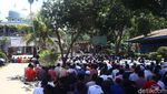 Masjid Rusak Akibat Gempa, Warga Lombok Salat di Halaman