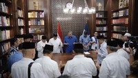 Usai bertemu di kediaman SBY, Prabowo dan para pendukungnya salat Jumat di Masjid Sunda Kelapa. Setelah itu, mereka akan mendaftar ke KPU (Foto: Abror Rizki)