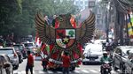 Burung Garuda Raksasa Antar Jokowi-Maruf Amin ke KPU