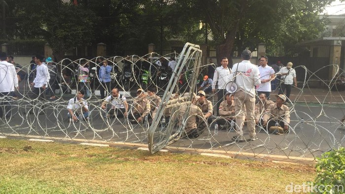 Massa Pendukung Jokowi Mulai Datangi KPU Jelang Pendaftaran Capres