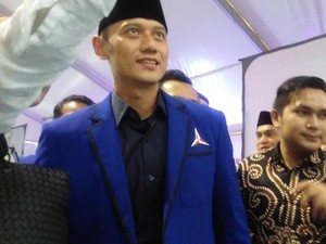 Saat AHY Jadi Rebutan Selfie Usai Prabowo-Sandi Mendaftar di KPU