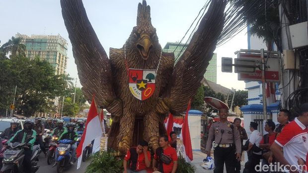 Jelang Pendaftaran Pilpres, Relawan Jokowi Padati Gedung Joang 45