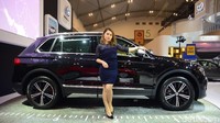 Usher berpose di Volkswagen Tiguan VRS. Foto: Ari Saputra
