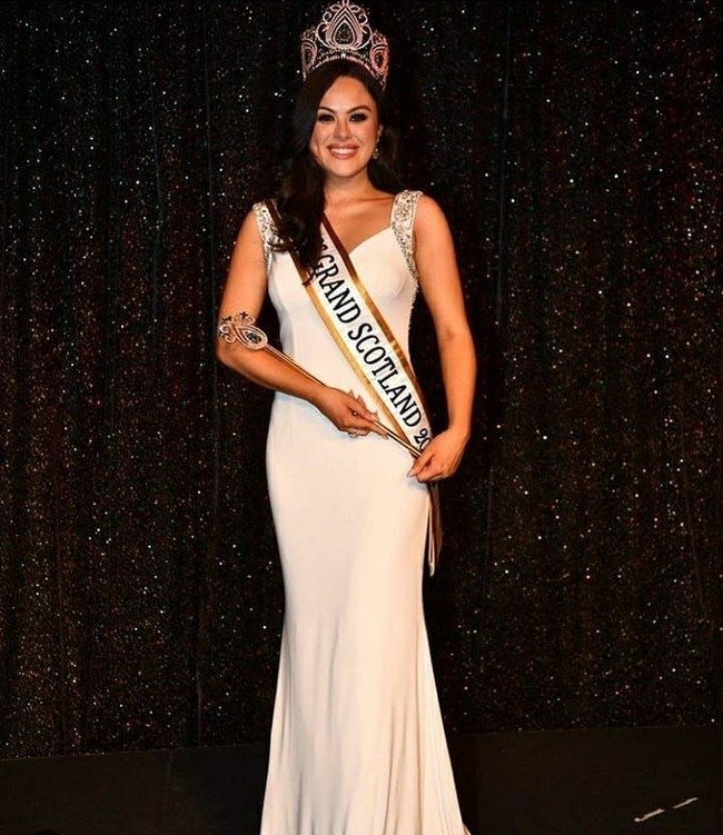 Ini Olivia McPike, seorang makeup artist yang dimahkotai Miss Grand Skotlandia 2018. Di balik kemenangannya di kontes kecantikan itu ada bekas luka emosional yang disembunyikannya. Foto: Instagram