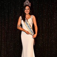 Ini Olivia McPike, seorang makeup artist yang dimahkotai Miss Grand Skotlandia 2018. Di balik kemenangannya di kontes kecantikan itu ada bekas luka emosional yang disembunyikannya. Foto: Instagram