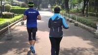 Run like theres a hot guy in front of you.. Artinya: Berlarilah seperti ada cowok kece didepan mu.. Uhhuuyy *colek bang @sandiuno, tulisnya sambil menggoda suaminya. (Foto: Instagram/nurasiauno) 