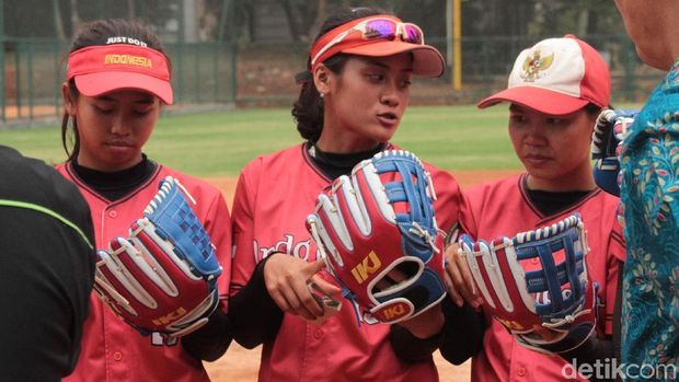 Syehan Hana Rahmani, atlet timnas sofbol putri (tengah) siap tampil di Asian Games 2018.
