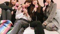 Bersama teman-teman girl bandnya, Lisa berpose sambil memegang lolipop yang besar. Cantik semua ya? Foto: instagram @lisa.blackpink