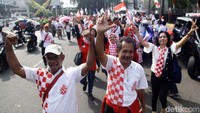 Mereka berasal dari berbagai relawan.