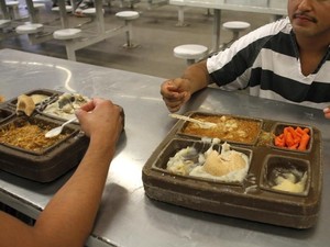 Napi Ini Pamerkan Makanan Mewah yang Diselundupkan ke Penjara