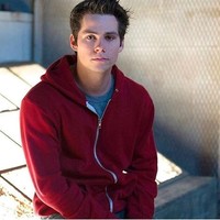 Dylan sempat menghilangkan komentarnya karena sadar waktu itu Chloe masih berusia 14 tahun. Jadi aku ingin menarik ucapanku dan akan bilang Chloe sangat bertalenta dan manis. Aku tak suka padanya, ujarnya. Foto: Dok. Instagram/Dylan OBrien