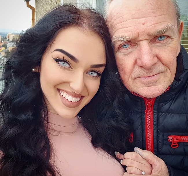 Punya mata biru jernih, sang kakek yang sudah tua itu pun masih terlihat tampan. Dominika sangat bahagia punya kakek yang menurunkan mata indahnya.Foto: Instagram