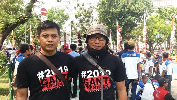 Ada sebagian pendukung Prabowo yang menggunakan kaos #2019GantiPresiden