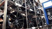 Firman juga menambahkan, selain Work pelek dari Jepang. Mega Arvia juga menawarkan pelek original asal Amerika Serikat. Pelek original Amerika Serikat, yakni MHT (Rotiform, Fuel, Niche, Foose, Dub), juga ditawari dengan harga dari Rp 18 juta hingga Rp 50 juta, katanya. Foto: M Luthfi Andhika