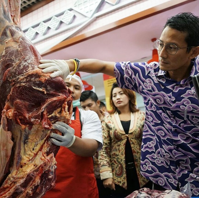 Ketika Sandiaga harus berbusana resmi, kemeja batik jadi andalannya. Salah satunya, kemeja batik motif megamendung yang kerap dipakai Sandai. (Foto: Instagram/@sandiuno)