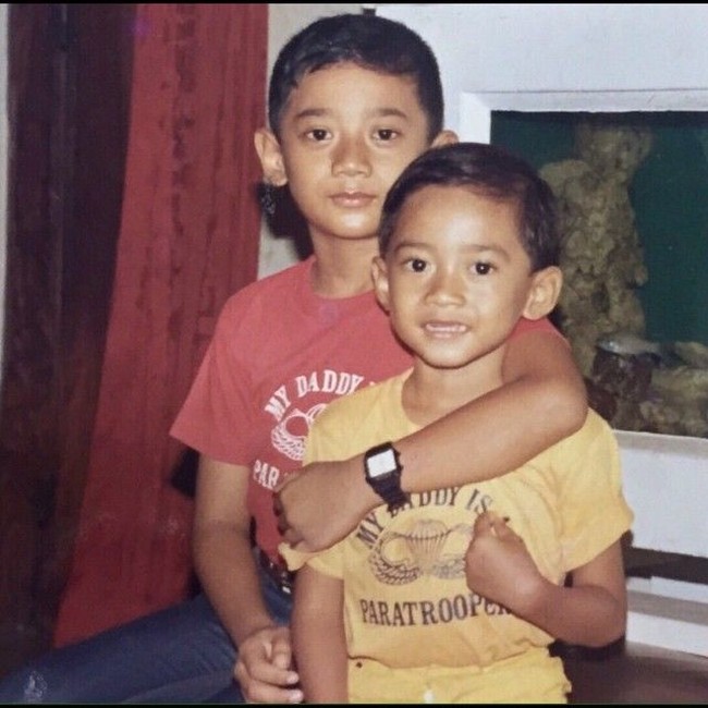 Pria kelahiran 10 Agustus 1969 ini selalu dekat dengan adiknya, Edhie Baskoro Yudhoyono atau Ibas. Ini adalah potret ketika AHY berusia delapan tahun dan Ibas masih enam tahun. Foto: Dok. Instagram Agus Harimurti Yudhoyono/Ani Yudhoyono