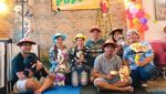 Asyik! Di 10 Kafe Ini Bisa Makan Sambil Main dengan Hewan Lucu