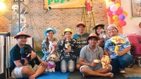 Ngopi sambil main bareng anjing lucu bisa kamu dapetin di Coffee & Puppy di Chaeng Watthana, Bangkok. Kamu bisa bawa anjing pelaharaan juga, lho. Foto: Coffee & Puppy  