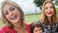 Baru-baru ini netizen jadi salah fokus dengan foto Jessica Iskandar kala sedang memangku El Barack. Dok. Instagram/inijedar