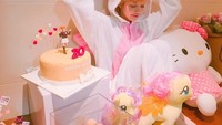 Di ulang tahunnya yang ke-20, Lisa merayakannya dengan mengenakan kostum Unicorn. Lucunya! Sebuah cake juga ada di samping Lisa. Foto: instagram @lisa.blackpink