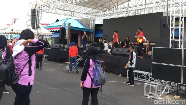 Sebelum Pecahkan Rekor MURI, Penyelam Wanita di Manado Asyik Joget