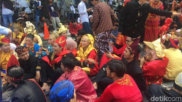 Aksi Massa Pro Jokowi di KPU: Berpakaian Adat dan Mainkan Gamelan